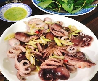 Bạch tuộc hấp sả　（タコのレモングラス蒸し）