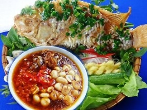 Cá diêu hồng chiên xù cuốn bánh tráng　（赤いテイラピアフライ）