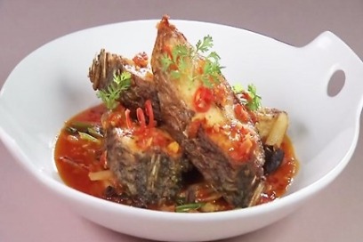 Cá rô phí sốt cà chua　（テイラピアのトマトソース煮）