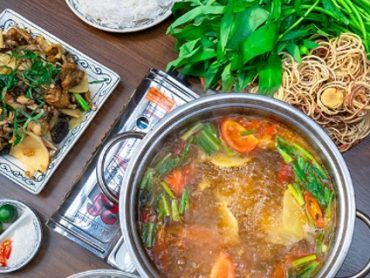 Lẩu ếch măng cay辛竹の子とカエル鍋