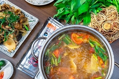 Lẩu ếch măng cay辛竹の子とカエル鍋