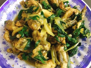 Ếch xào lá lốt　（ヒハツとカエル炒め）