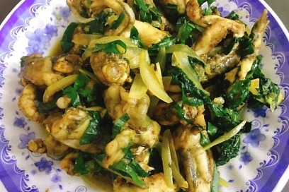 Ếch xào lá lốt　（ヒハツとカエル炒め）