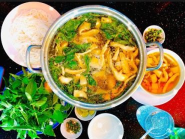 Lẩu gà vị nấm 各椎茸と鶏肉鍋