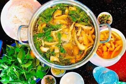 Lẩu gà vị nấm 各椎茸と鶏肉鍋