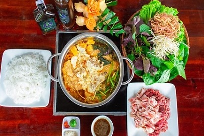 Lẩu riêu cua bắp bòカニみそと牛スネ鍋