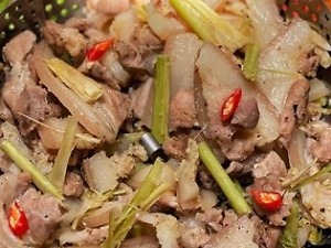 Lợn rừng hấp sả猪肉葉蒸す