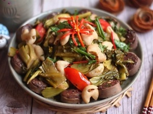 lòng xào dưa （高菜とホルモン炒め）