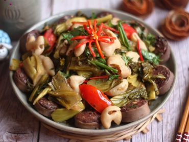 lòng xào dưa （高菜とホルモン炒め）