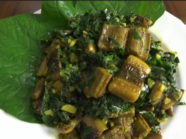 lươn xào lá lốt　（ヒハツとウナキ炒め）