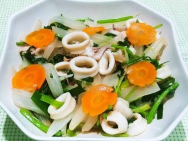 Mực xào cần tỏi　（イカの野菜炒め）