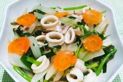 Mực xào cần tỏi　（イカの野菜炒め）